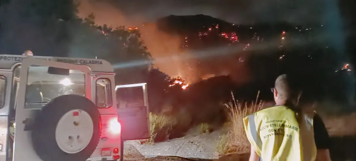 Condofuri, ore di paura per le fiamme. Emergenza rientrata nella notte