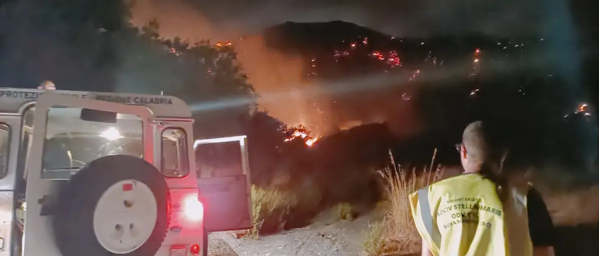 Condofuri, ore di paura per le fiamme. Emergenza rientrata nella notte