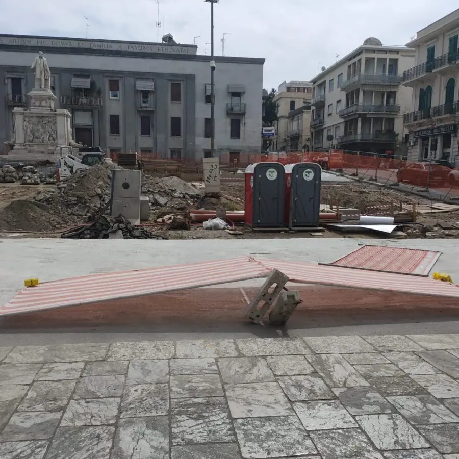Lavori a Piazza De Nava, il vento fa cedere le coperture