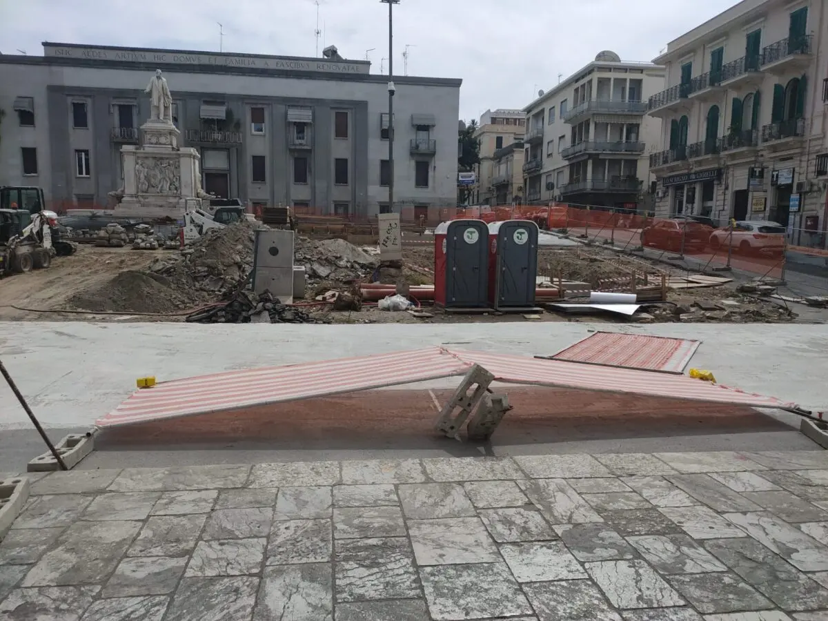 Lavori a Piazza De Nava, il vento fa cedere le coperture