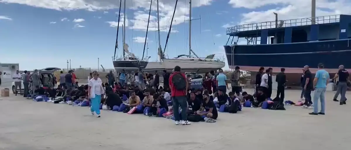 Migranti, gli sbarchi continuano: soccorse a Roccella 95 persone - VIDEO