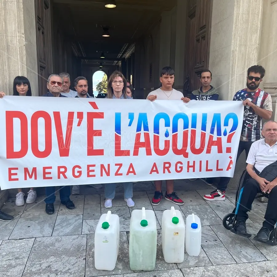 Reggio, residenti di Arghillà in protesta al Comune: «Dov'è l'acqua?» - VIDEO