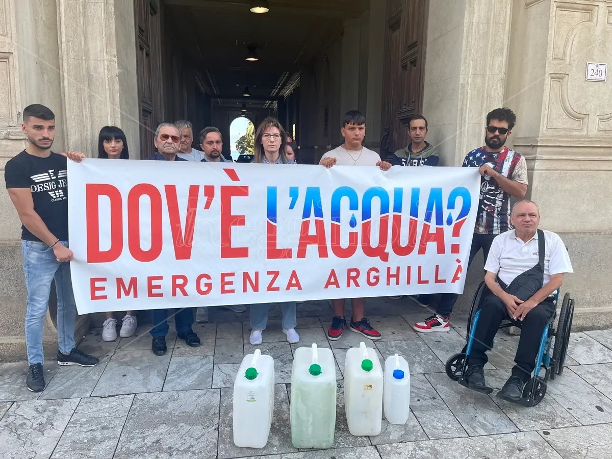 Reggio, residenti di Arghillà in protesta al Comune: «Dov'è l'acqua?» - VIDEO