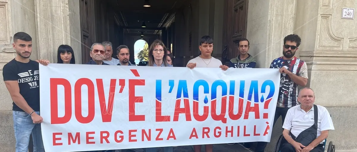 Reggio, residenti di Arghillà in protesta al Comune: «Dov'è l'acqua?» - VIDEO