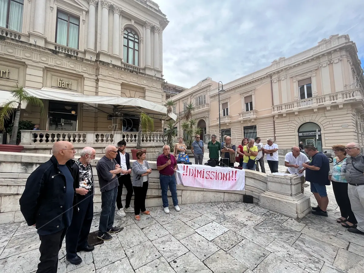 Reggio, residenti di Mosorrofa al Comune: «Il nostro quartiere invisibile e abbandonato: dimettetevi» - VIDEO