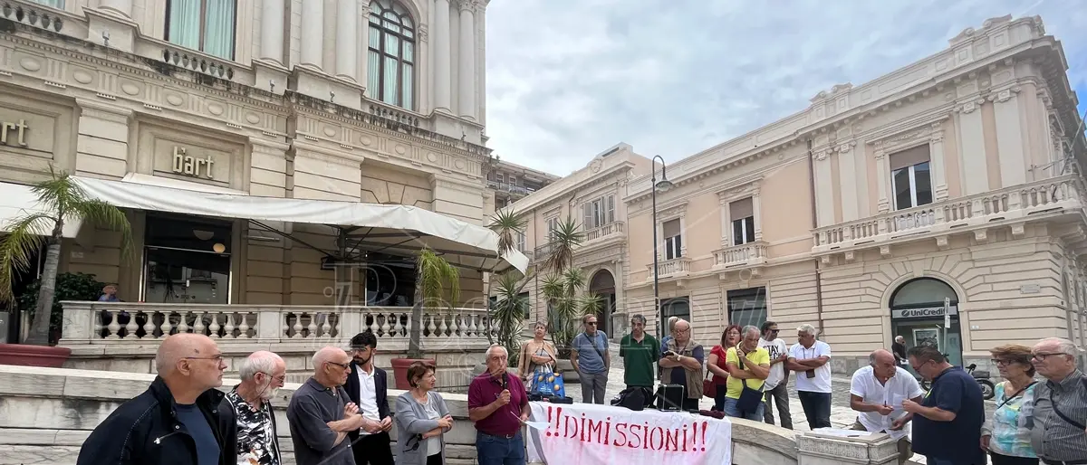 Reggio, residenti di Mosorrofa al Comune: «Il nostro quartiere invisibile e abbandonato: dimettetevi» - VIDEO
