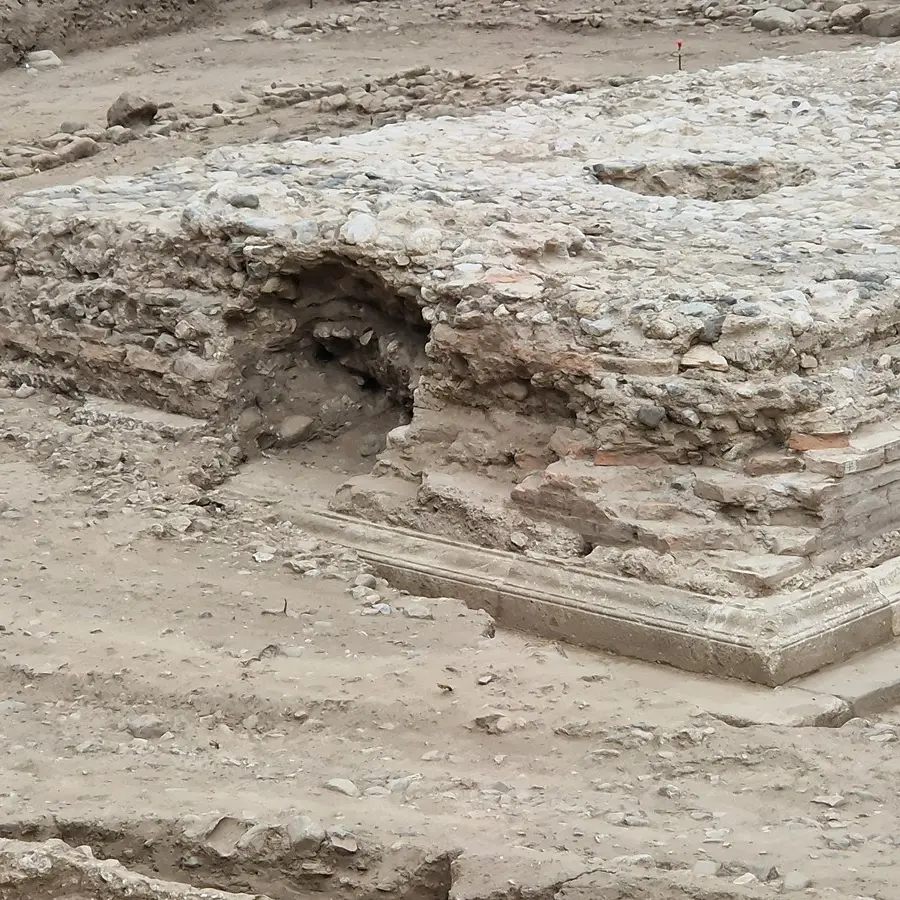Scavi di piazza Garibaldi a Reggio, lo storico Michaelis Lefantzis sui reperti: «Si tratta del podio di un mausoleo»
