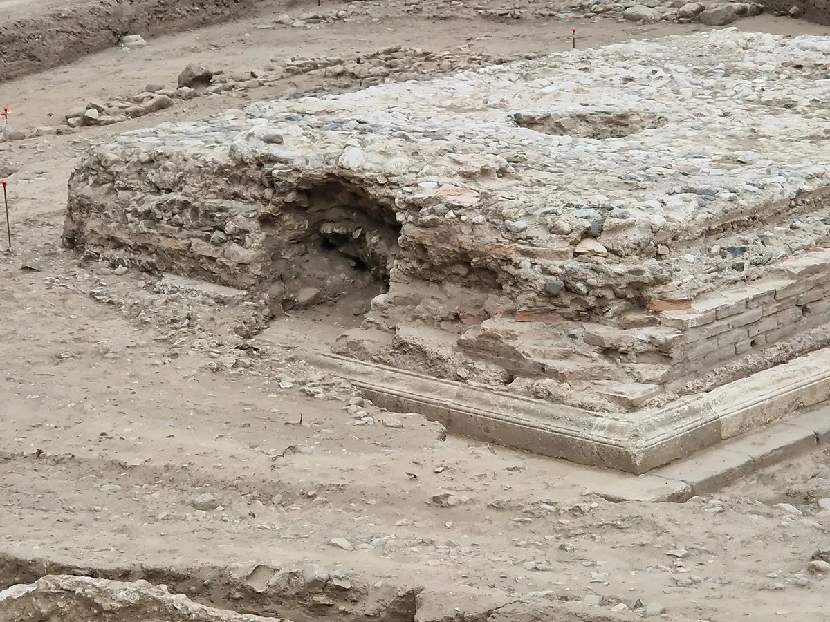 Scavi di piazza Garibaldi a Reggio, lo storico Michaelis Lefantzis sui reperti: «Si tratta del podio di un mausoleo»