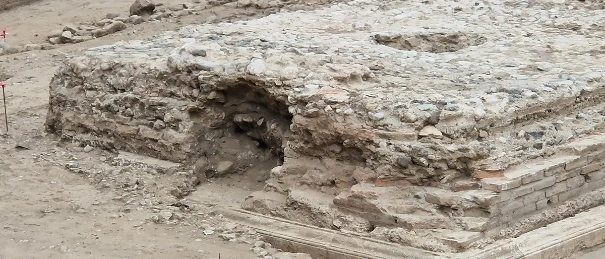 Scavi di piazza Garibaldi a Reggio, lo storico Michaelis Lefantzis sui reperti: «Si tratta del podio di un mausoleo»