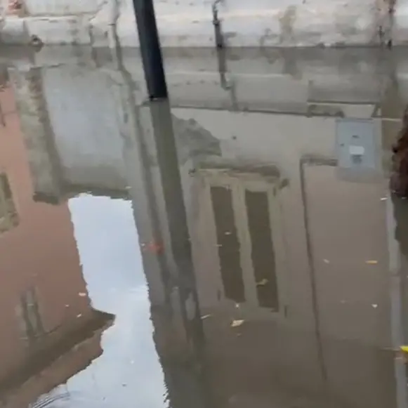 Reggio, stamane viale Galilei allagato e l'intervento di un residente per liberare il passaggio - VIDEO