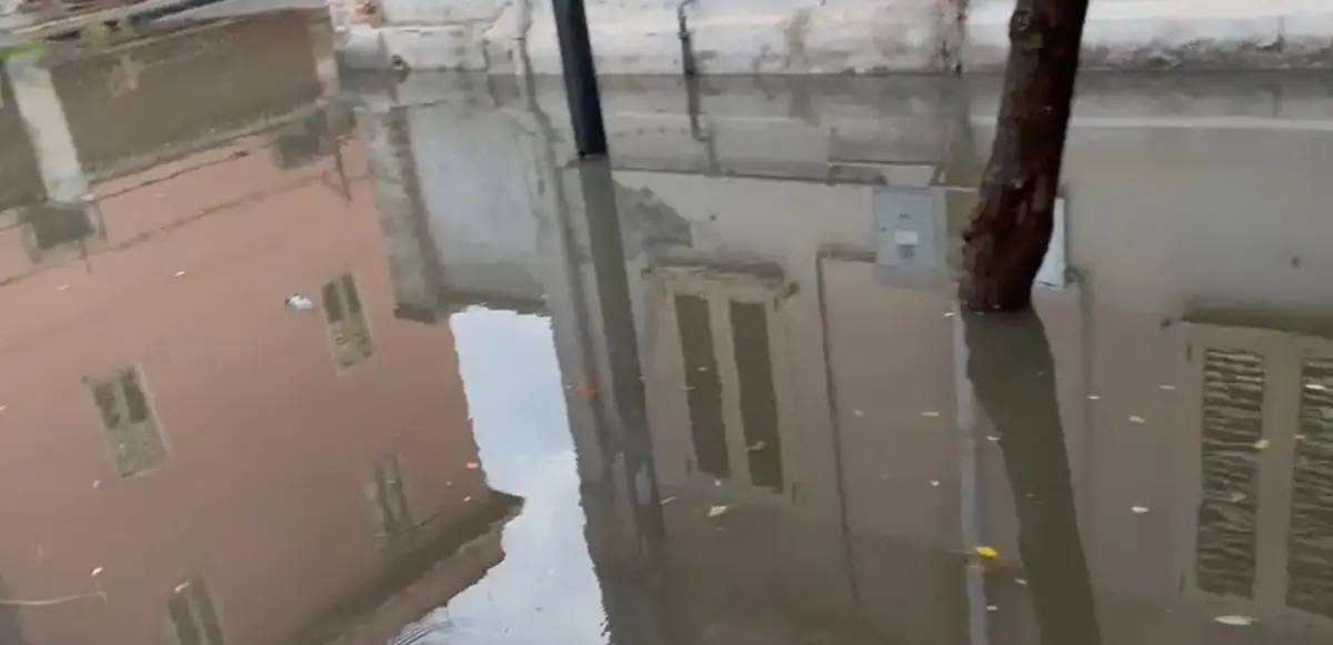 Reggio, stamane viale Galilei allagato e l'intervento di un residente per liberare il passaggio - VIDEO