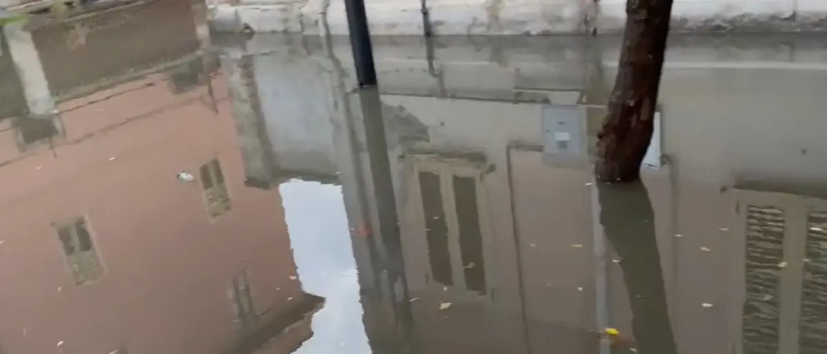 Reggio, stamane viale Galilei allagato e l'intervento di un residente per liberare il passaggio - VIDEO