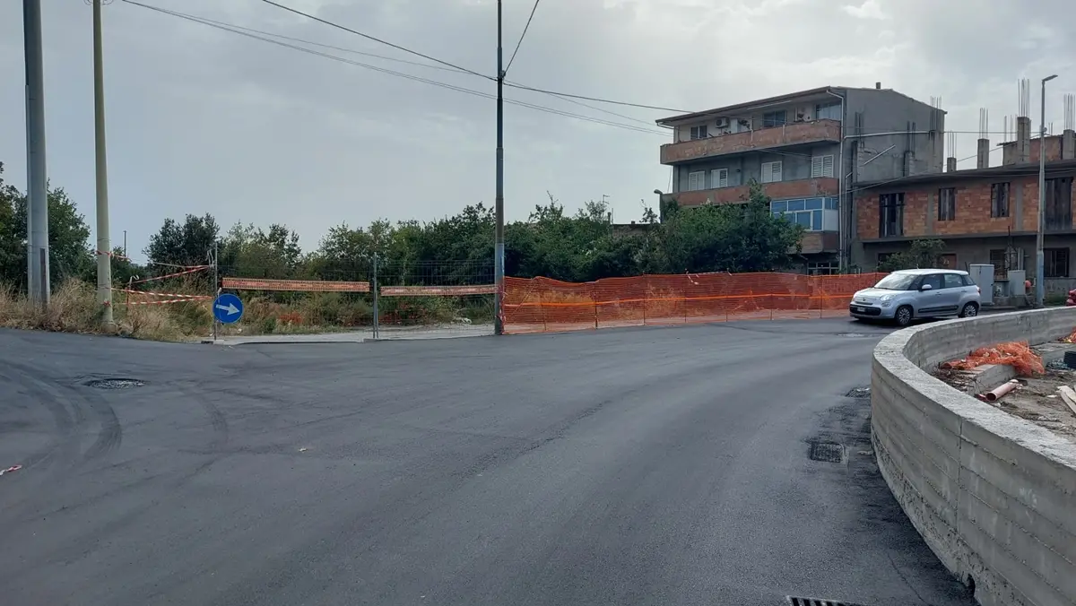 Lavori in corso sulle strade cittadine di Reggio, Albanese: «Ultimato asfalto sulla strada di Mosorrofa, a piazza Castello e in via Bolzano»