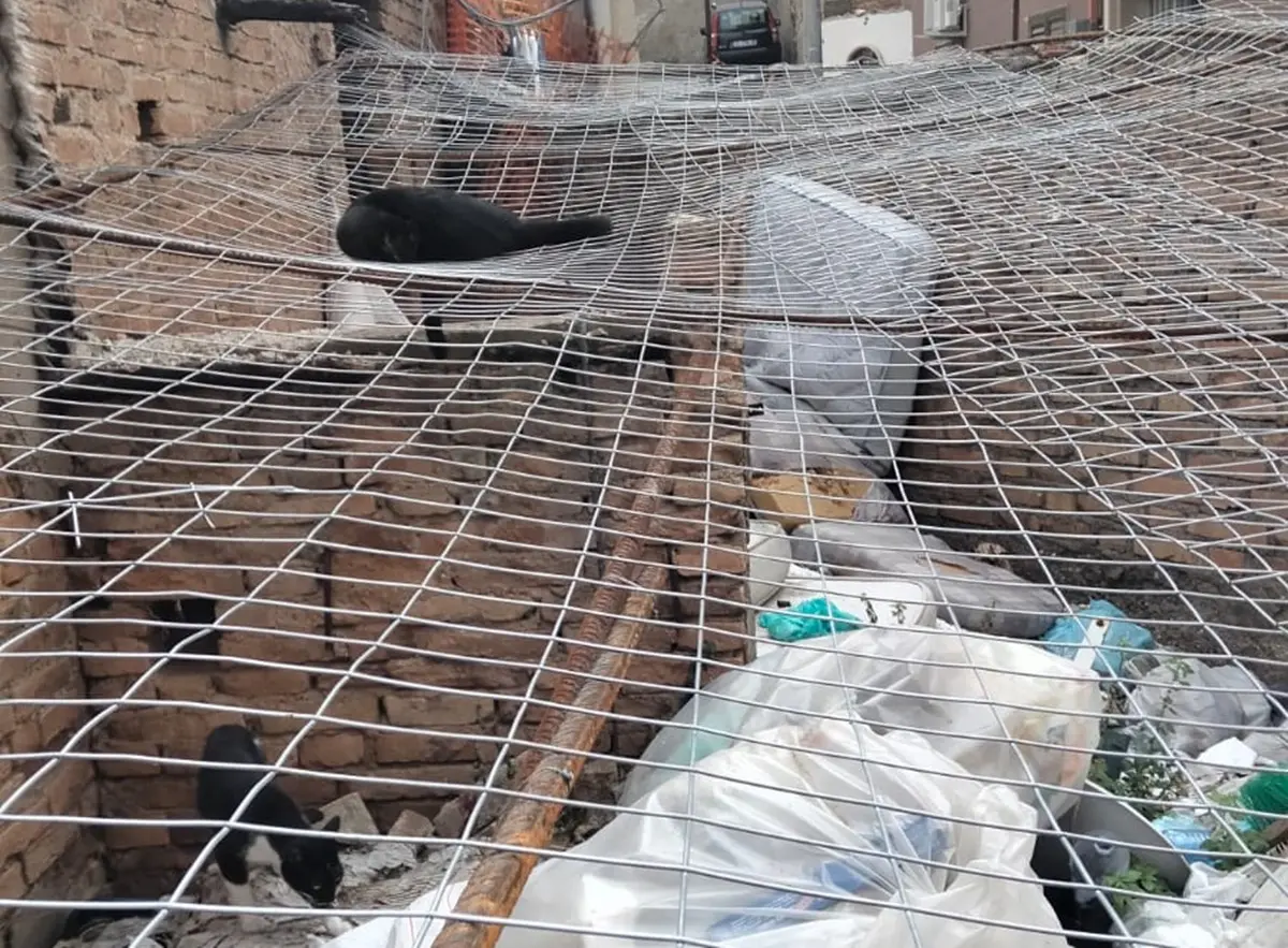 Reggio, rifiuti al Rione G: c’era una volta un’ordinanza sindacale di pulizia…