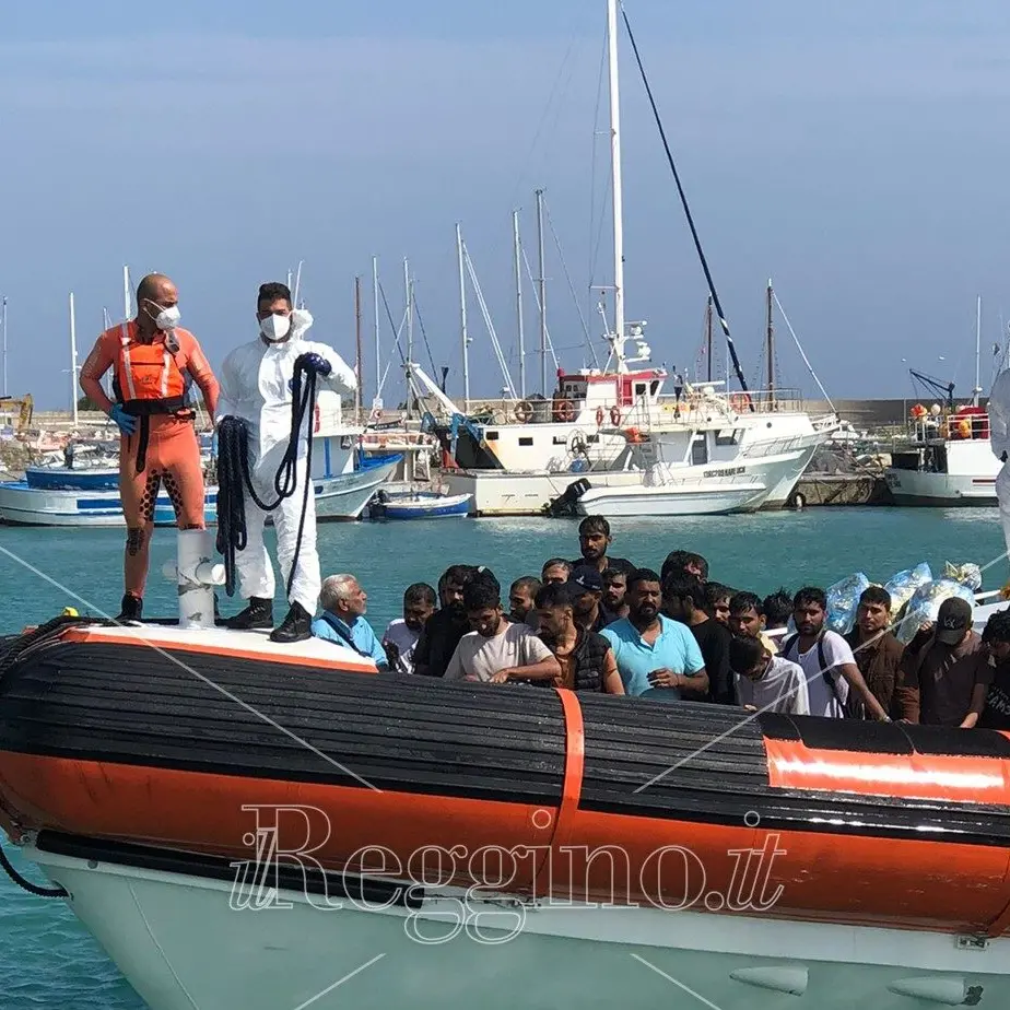 Reggio, arrivati al porto i 59 migranti soccorsi a Roccella