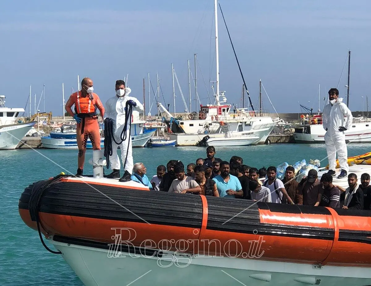 Reggio, arrivati al porto i 59 migranti soccorsi a Roccella