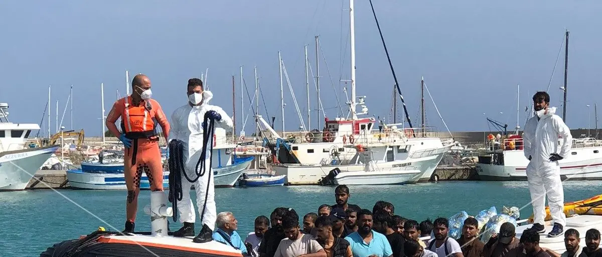 Reggio, arrivati al porto i 59 migranti soccorsi a Roccella