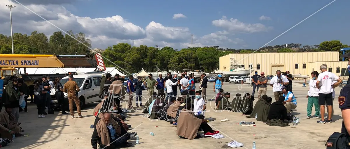 Migranti, doppio sbarco a Roccella Jonica: salvate oltre 120 persone
