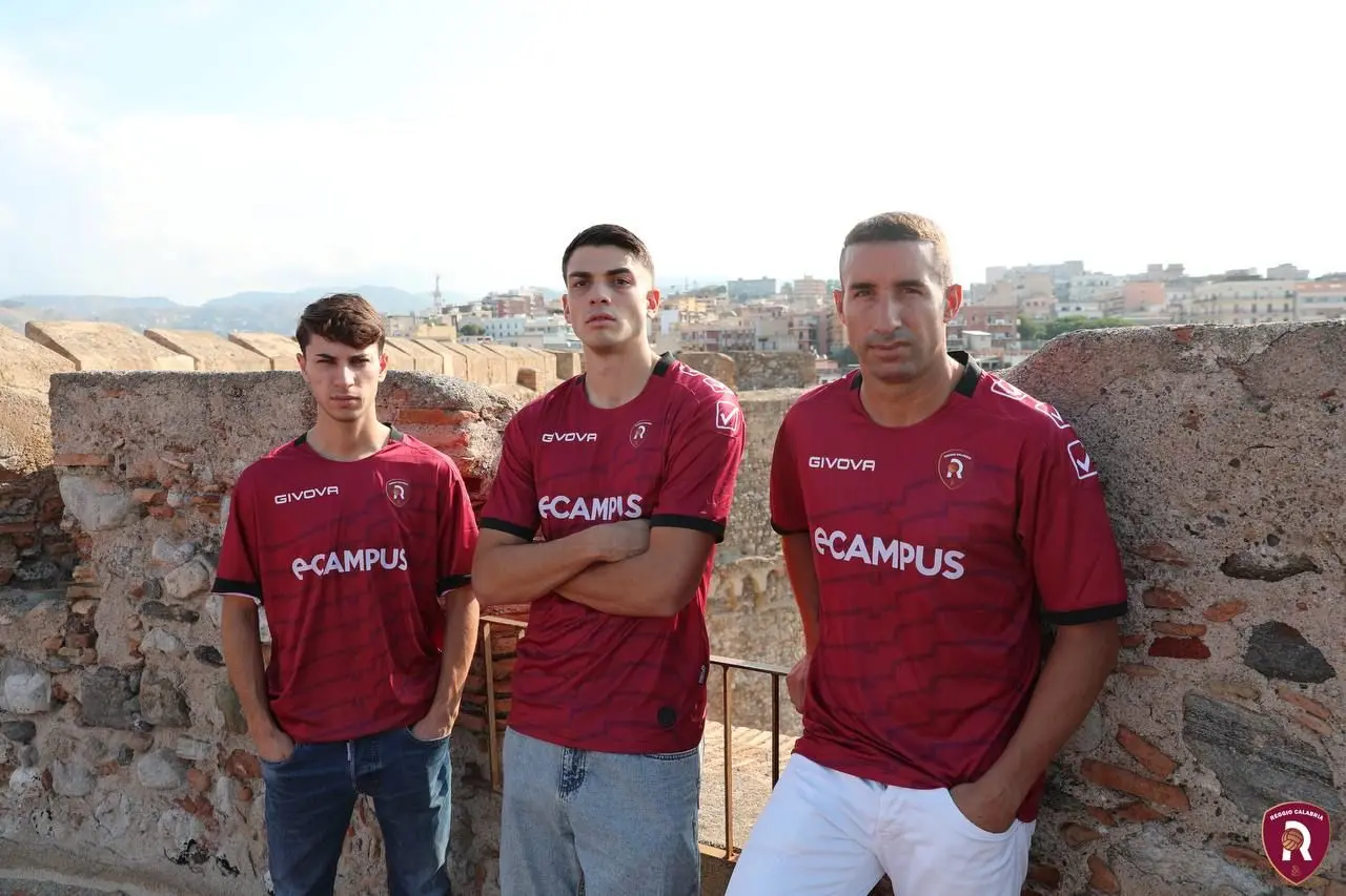 Reggina, ecco le maglie della stagione 2023/24