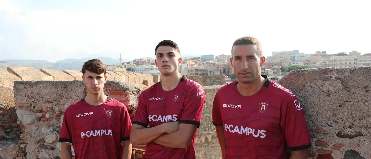 Reggina, ecco le maglie della stagione 2023/24