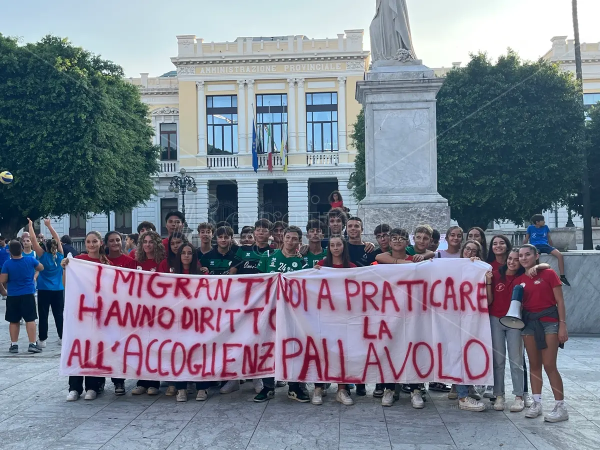 Reggio, società sportive in piazza Italia per salvare la pallavolo in città – FOTO e VIDEO