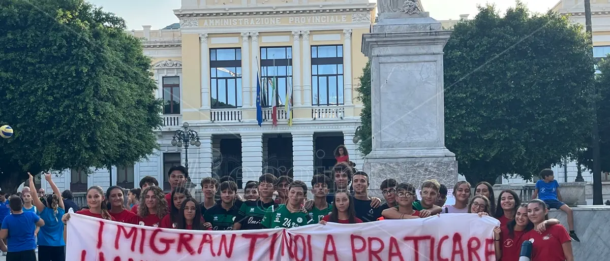 Reggio, società sportive in piazza Italia per salvare la pallavolo in città – FOTO e VIDEO