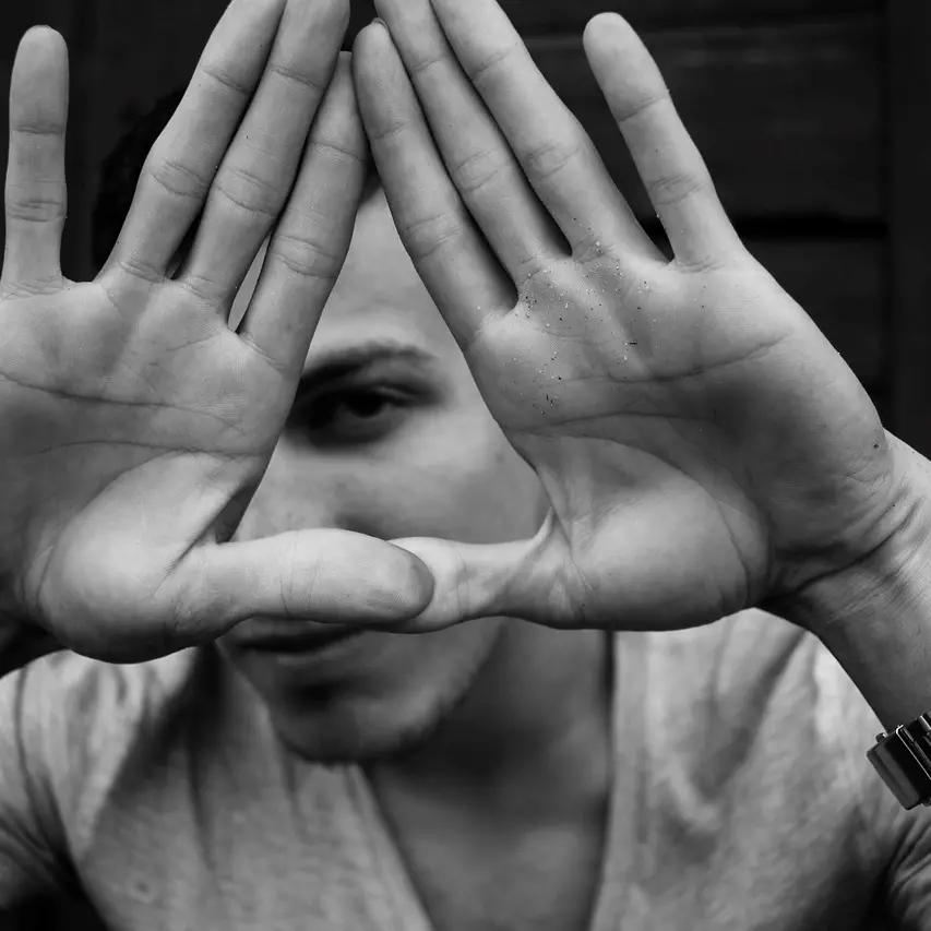 Violenza sessuale a un uomo: primo caso a Reggio e non c’è un Codice Rosso che lo tuteli