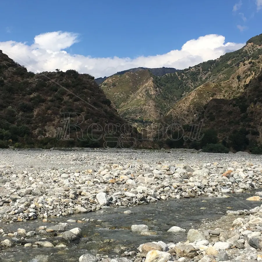 Emergenza idrica, l'acqua dell'Amendolea allevia la crisi anche a Palizzi, ma la Calabria resta in bilico tra siccità e alluvioni
