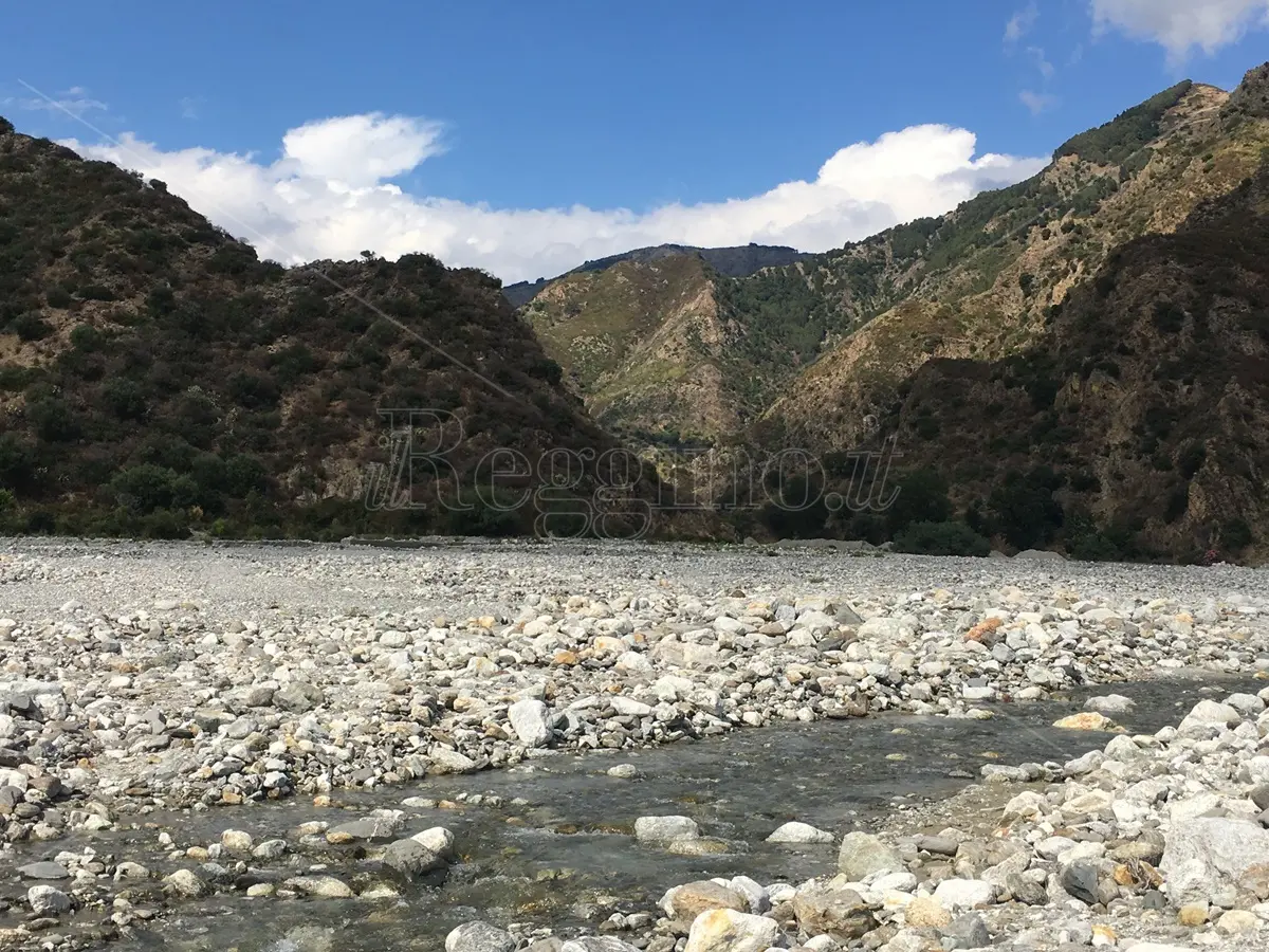 Emergenza idrica, l'acqua dell'Amendolea allevia la crisi anche a Palizzi, ma la Calabria resta in bilico tra siccità e alluvioni