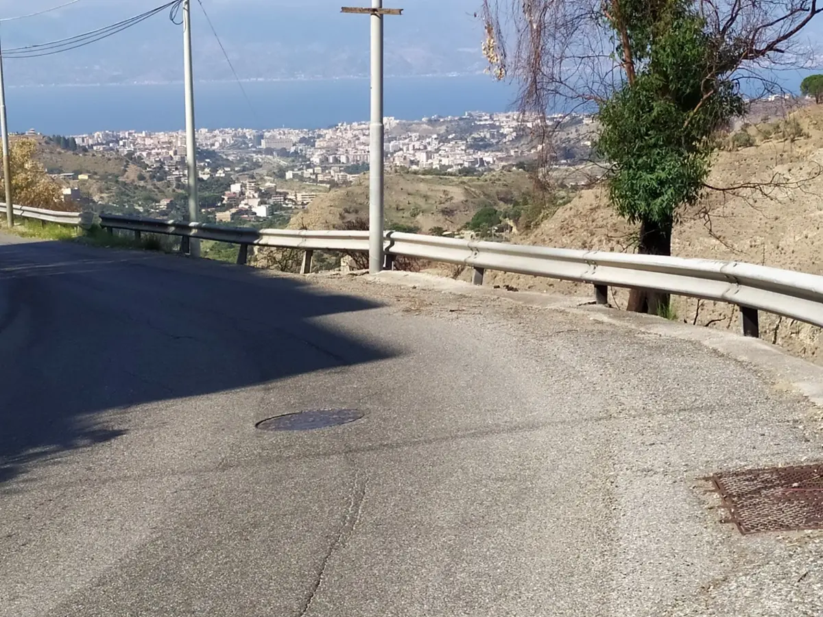 Reggio, comitato di Mosorrofa: «La strada di collegamento con la città con guardrail inesistenti o vecchi» - FOTO