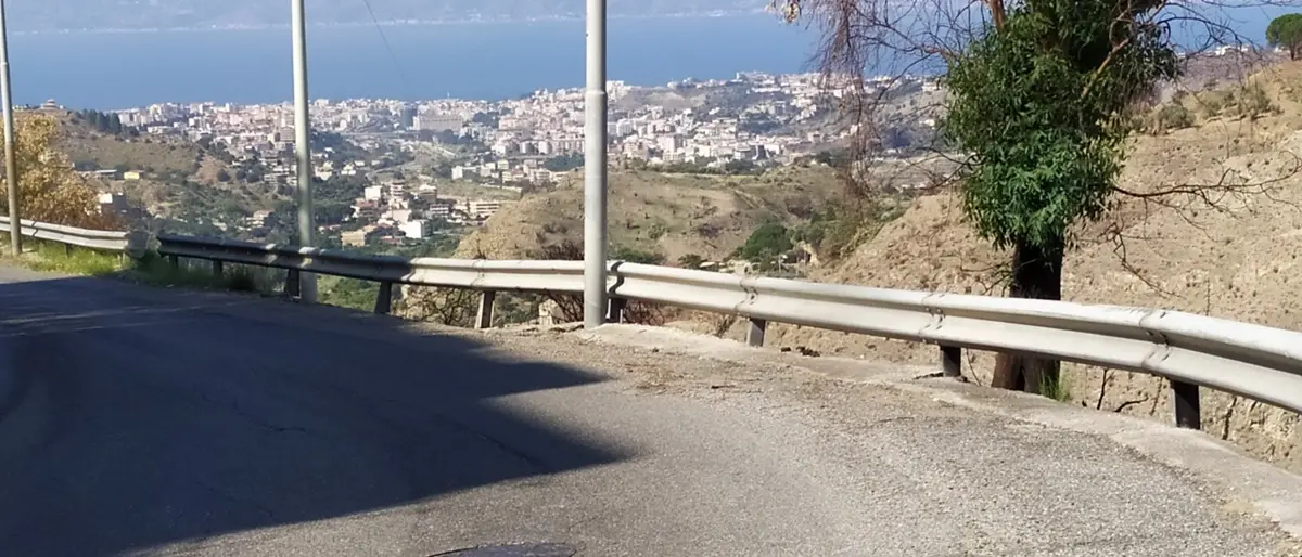 Reggio, comitato di Mosorrofa: «La strada di collegamento con la città con guardrail inesistenti o vecchi» - FOTO