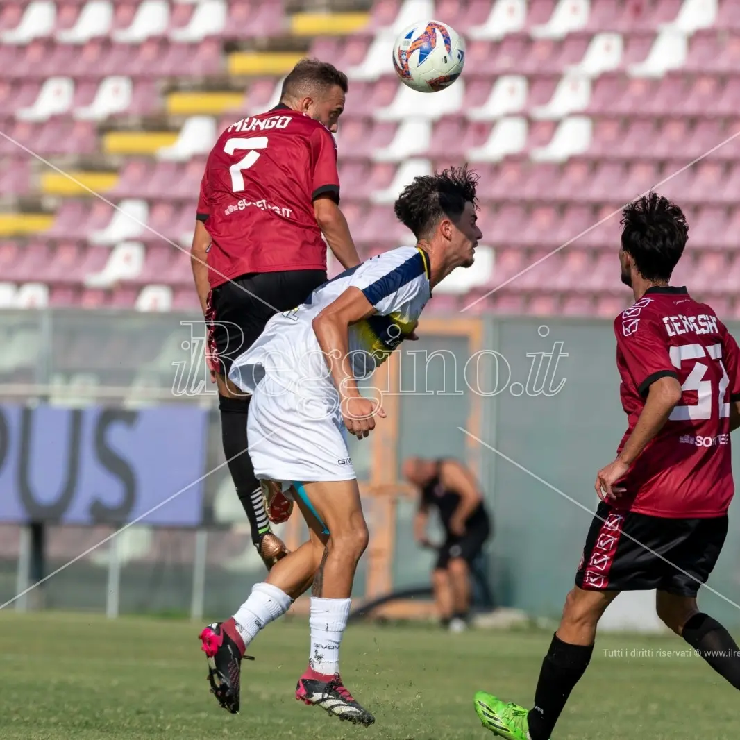 Ragusa-Reggina 0-0 all'intervallo: giallo pesante per Mungo