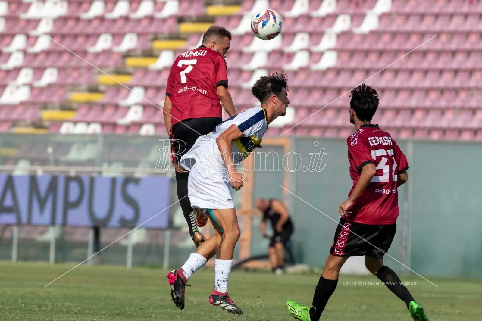 Ragusa-Reggina 0-0 all'intervallo: giallo pesante per Mungo