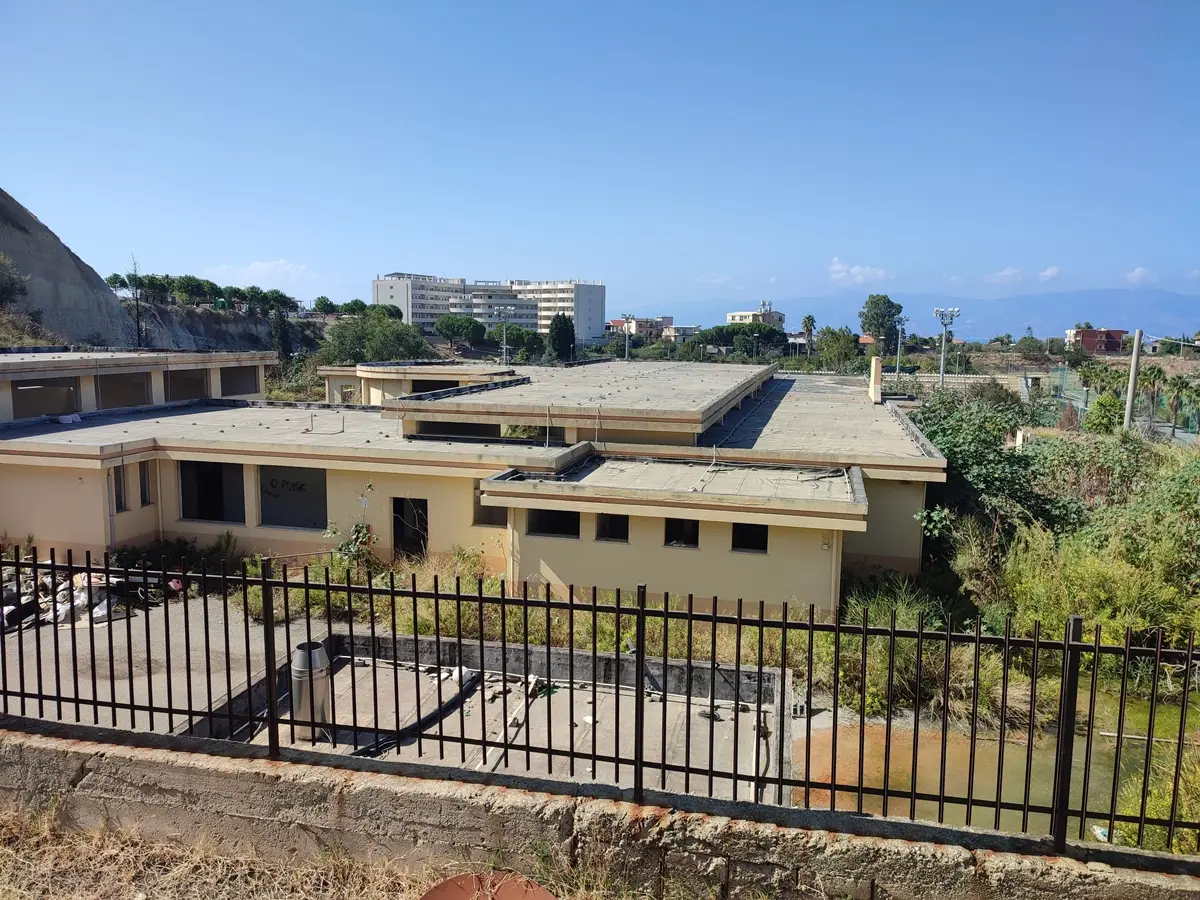 Reggio, il plesso scolastico Longhi-Bovetto ancora in abbandono