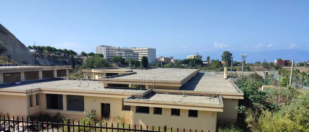 Reggio, il plesso scolastico Longhi-Bovetto ancora in abbandono