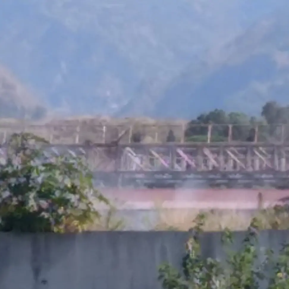 A Reggio Mortara brucia e i \"palazzi\" tacciono. I residenti: «Ormai respiriamo fumo» - VIDEO