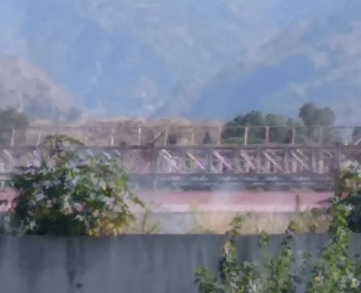 A Reggio Mortara brucia e i \"palazzi\" tacciono. I residenti: «Ormai respiriamo fumo» - VIDEO