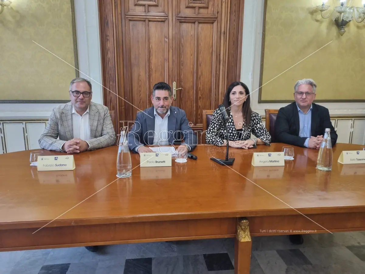 Occupazione suolo pubblico a Reggio, siglato protocollo per un arredo urbano «ordinato e armonioso»