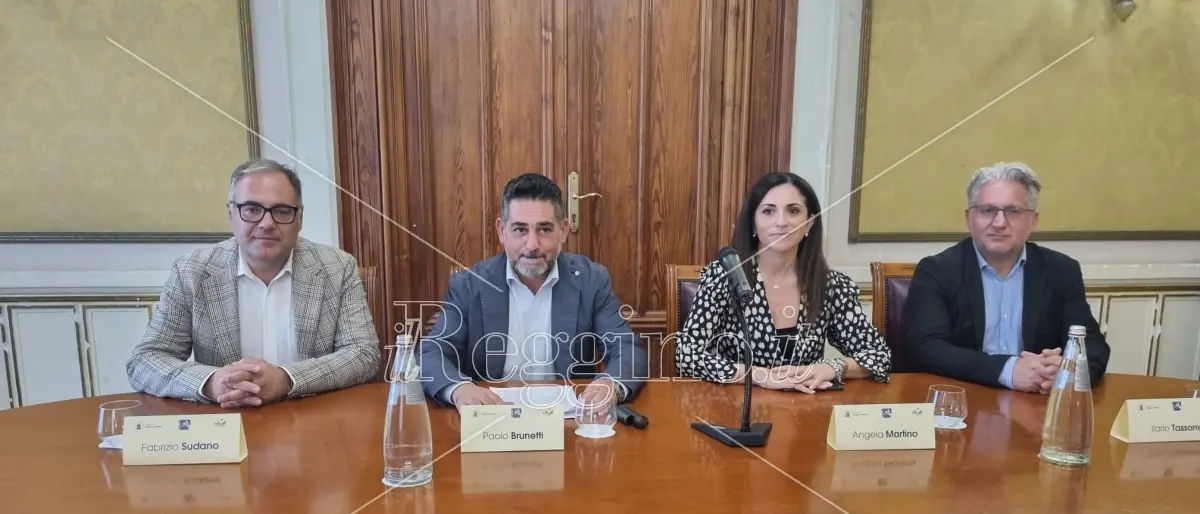 Occupazione suolo pubblico a Reggio, siglato protocollo per un arredo urbano «ordinato e armonioso»