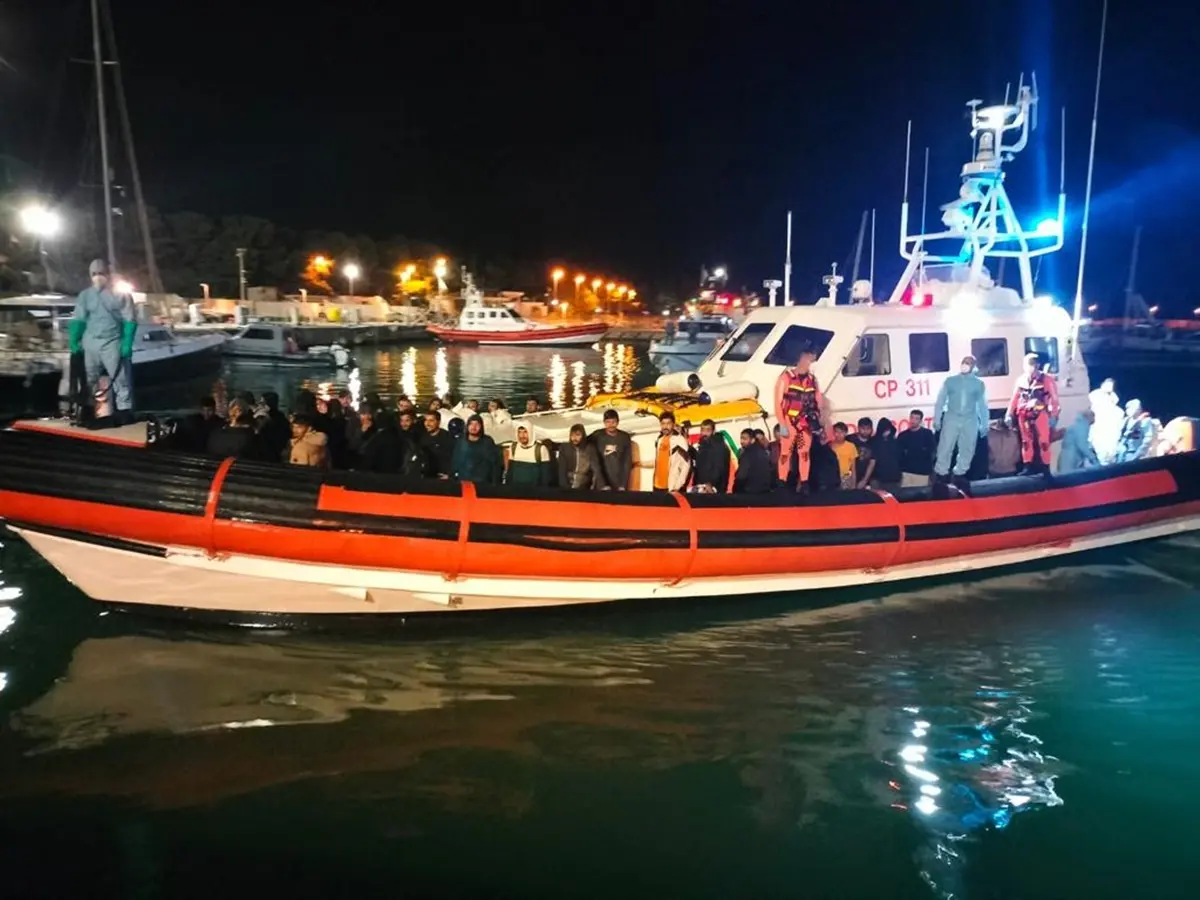 Roccella, nuovo sbarco nella notte: soccorsi altri 88 migranti dalla guardia costiera