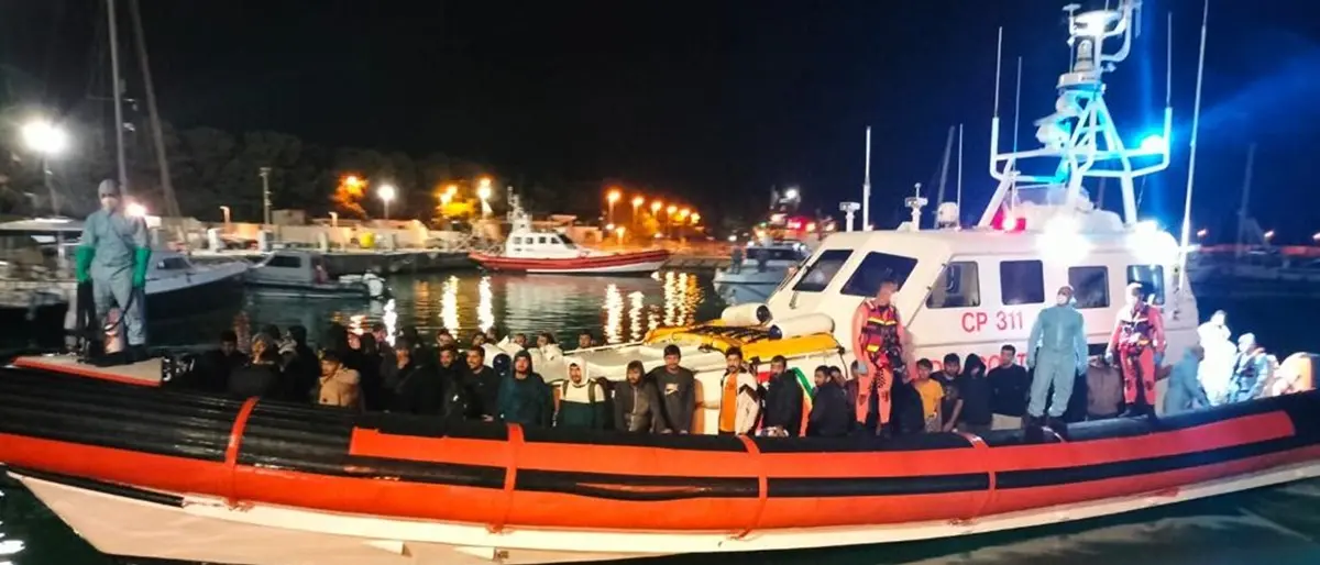 Roccella, nuovo sbarco nella notte: soccorsi altri 88 migranti dalla guardia costiera