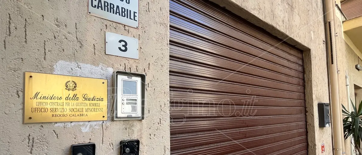 \"Indecorosi e squalificanti\", i locali del servizio sociale minorenni non sono idonei: sindacati infuriati