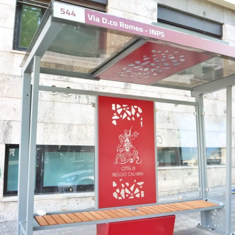 Mobilità sostenibile a Reggio, presentazione delle nuove pensiline e paline fotovoltaiche