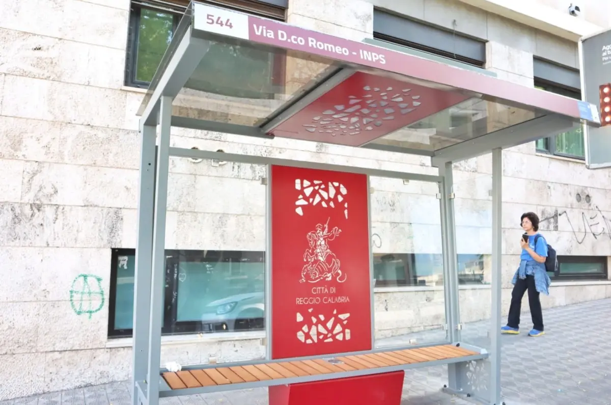 Mobilità sostenibile a Reggio, presentazione delle nuove pensiline e paline fotovoltaiche