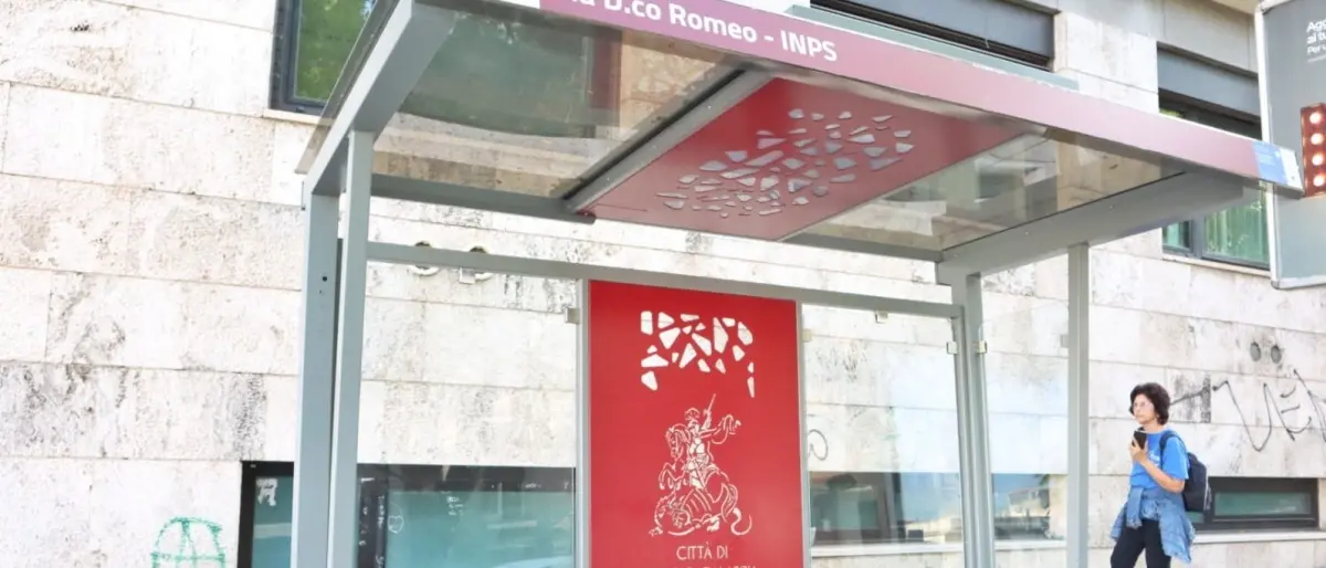 Mobilità sostenibile a Reggio, presentazione delle nuove pensiline e paline fotovoltaiche