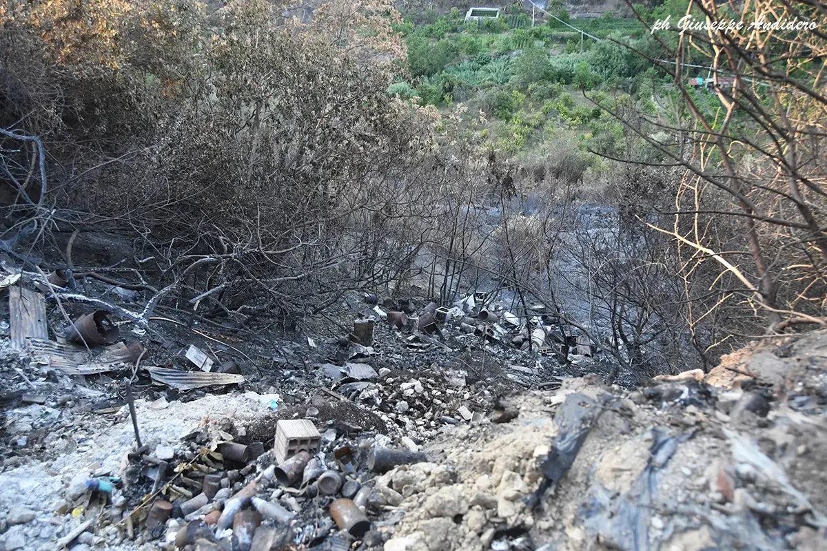 Emergenza rifiuti a Reggio, in piazza i cittadini dei rioni più colpiti