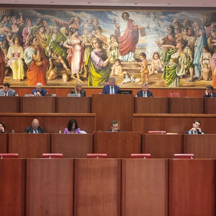 Porto di Gioia Tauro, il Consiglio si schiera all’unanimità in difesa dell’infrastruttura. Occhiuto: «C’è bisogno dell’aiuto di tutti»