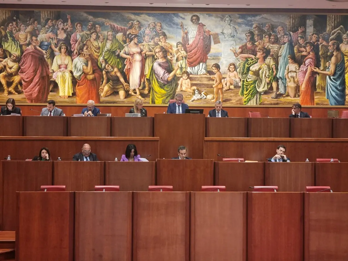 Porto di Gioia Tauro, il Consiglio si schiera all’unanimità in difesa dell’infrastruttura. Occhiuto: «C’è bisogno dell’aiuto di tutti»