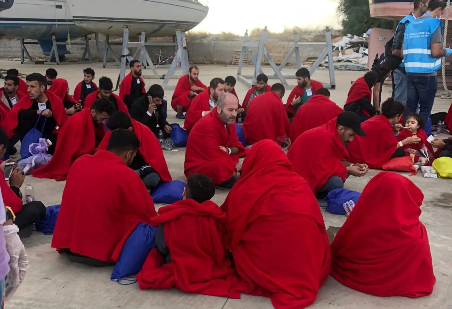 Migranti, ancora sbarchi nella Locride: salvate a Roccella 85 persone