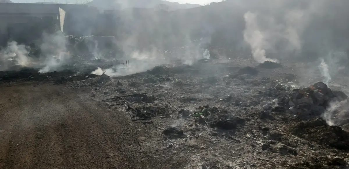 Alba di fuoco a Mortara, vasto incendio dentro il mercato domato dai vigili del fuoco - FOTO